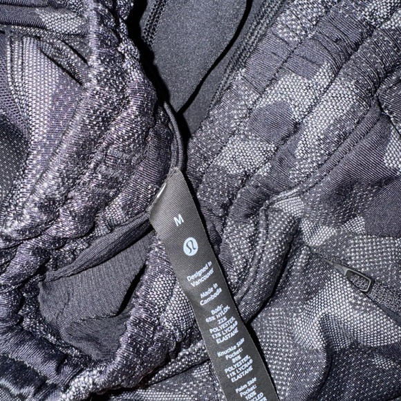 Medium Men’s camo Lululemon Shorts 5 inch inseam - Picture 3 of 3